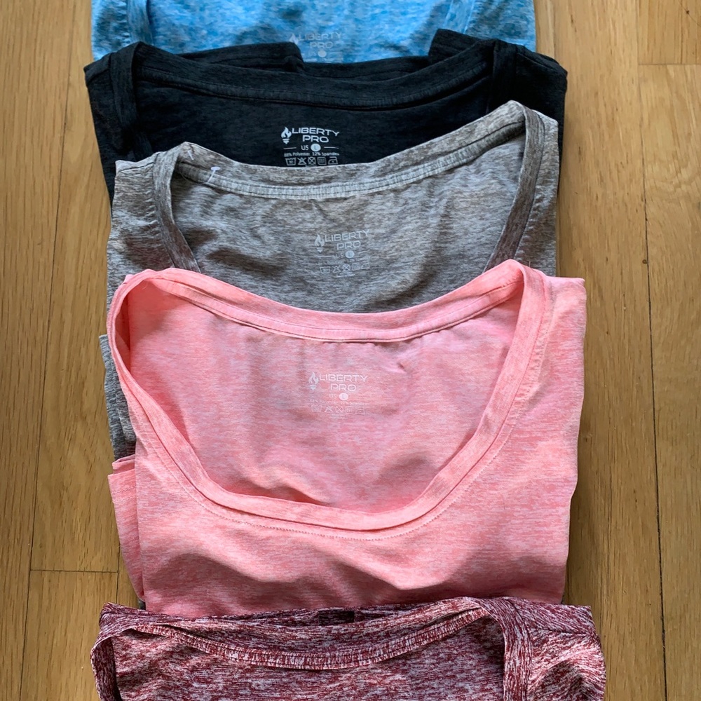 🪢 3/$15 5 L workout ss Ts neck.Some not worn